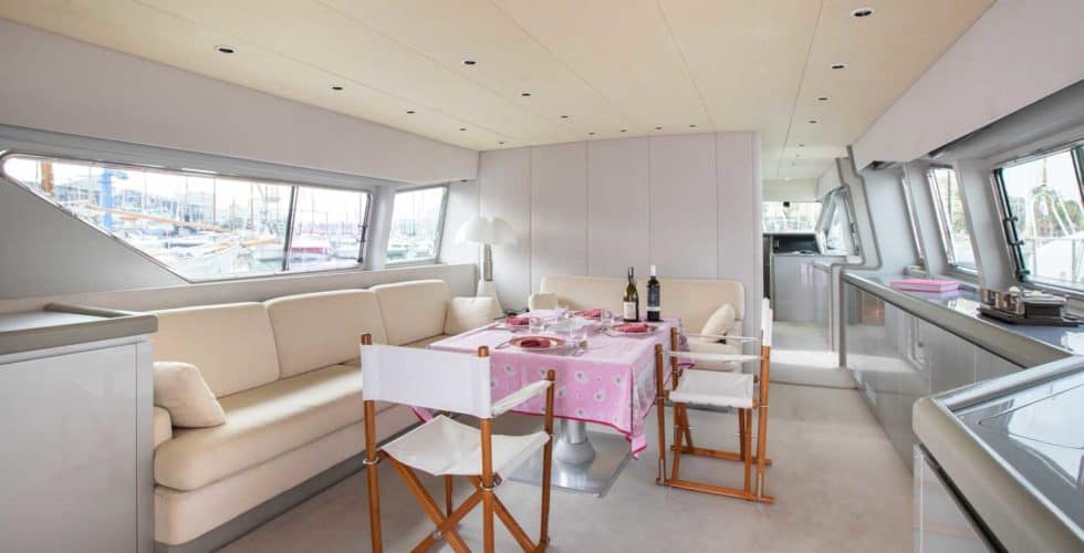 Viudes-83-Motor-Yacht-Salon-Dining