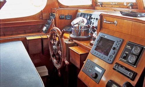 Silver-58-Classic-Motor-Yacht-Interior-Wheelhouse