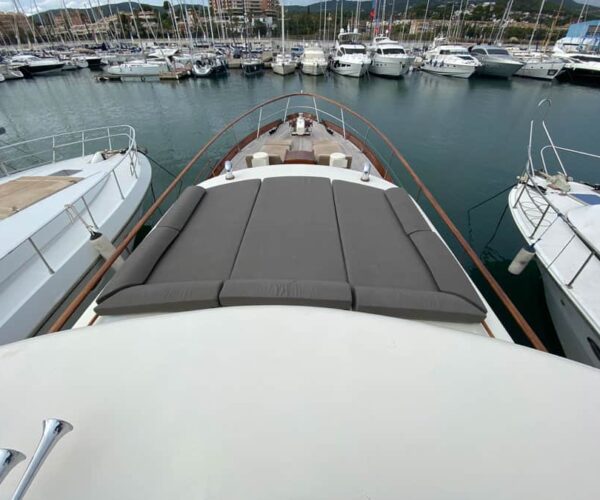 Viudes-21-Classic-Motor-Yacht-Bow-Area