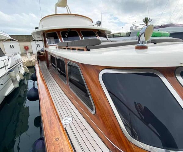 Viudes-21-Classic-Motor-Yacht-Exterior-Bow-View