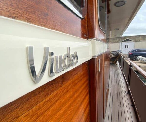 Viudes-21-Classic-Motor-Yacht-Exterior-Details