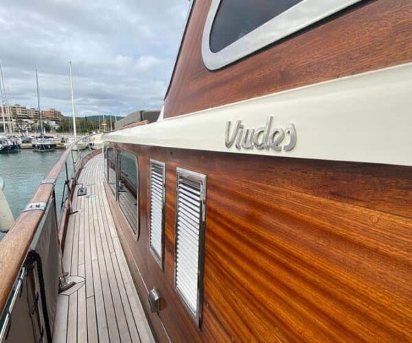 Viudes-21-Classic-Motor-Yacht-Exterior-Details