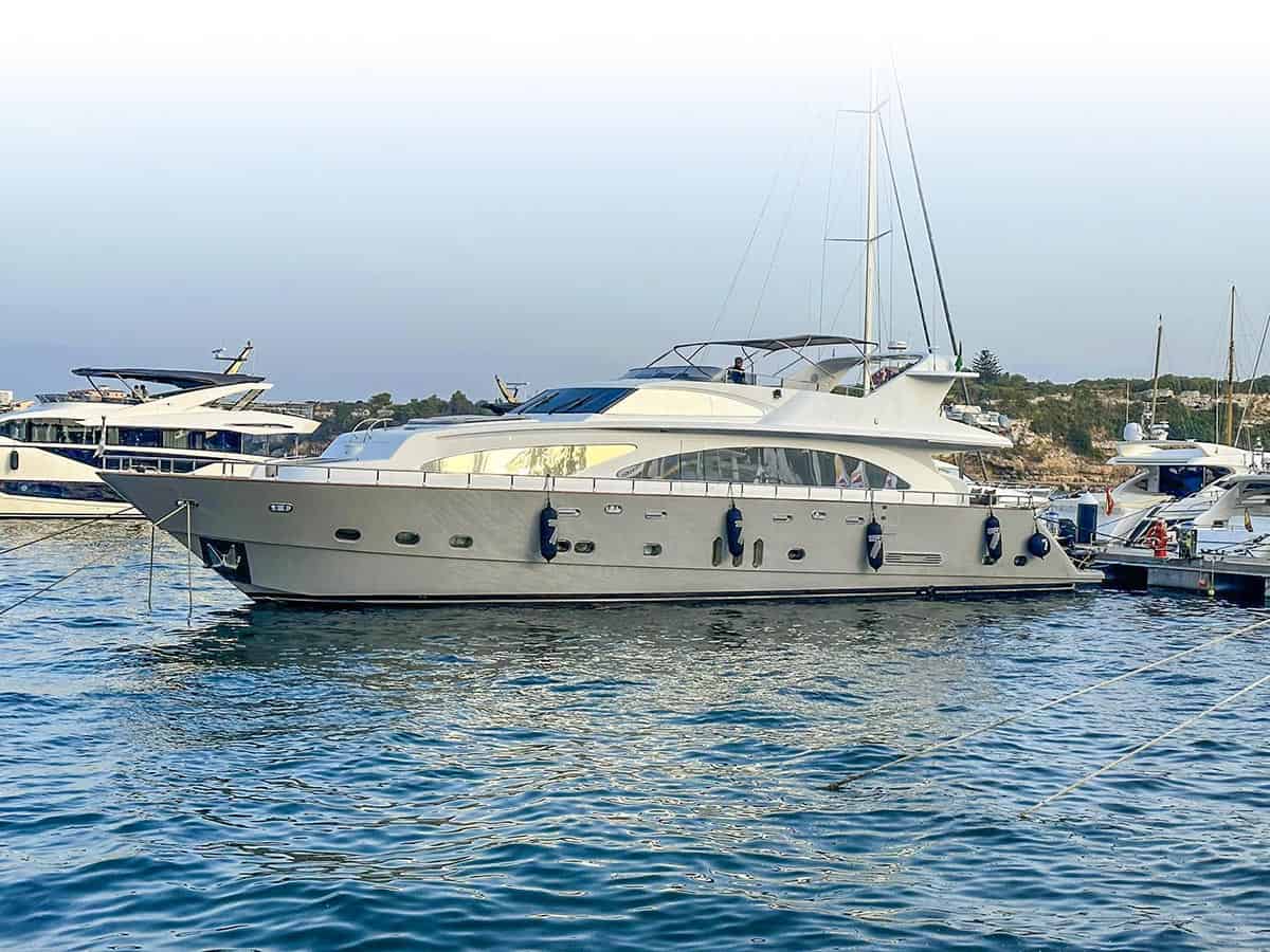 Profile Motor Yacht Seven You, Giant 28